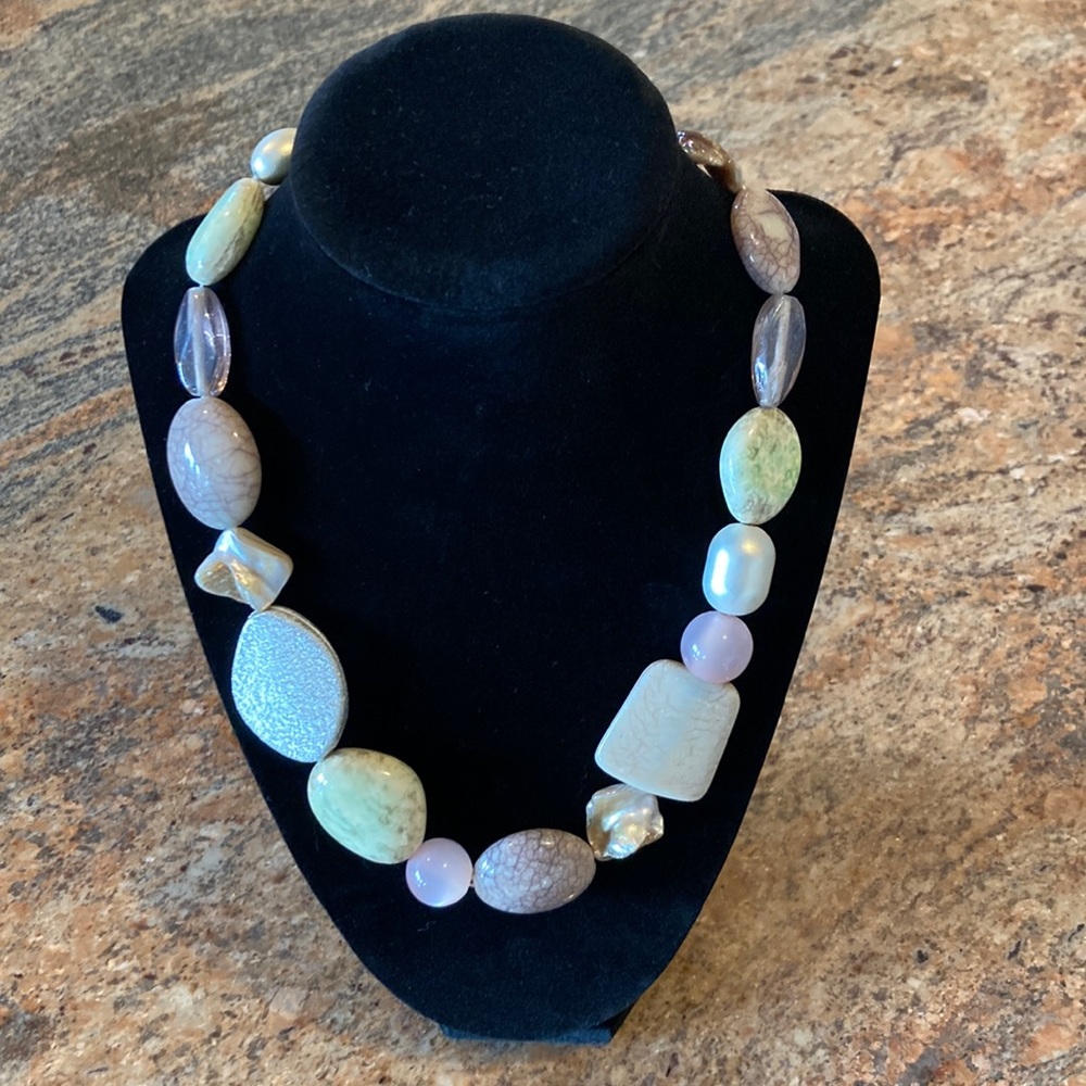Like new! Cute 18” chunky beaded necklace